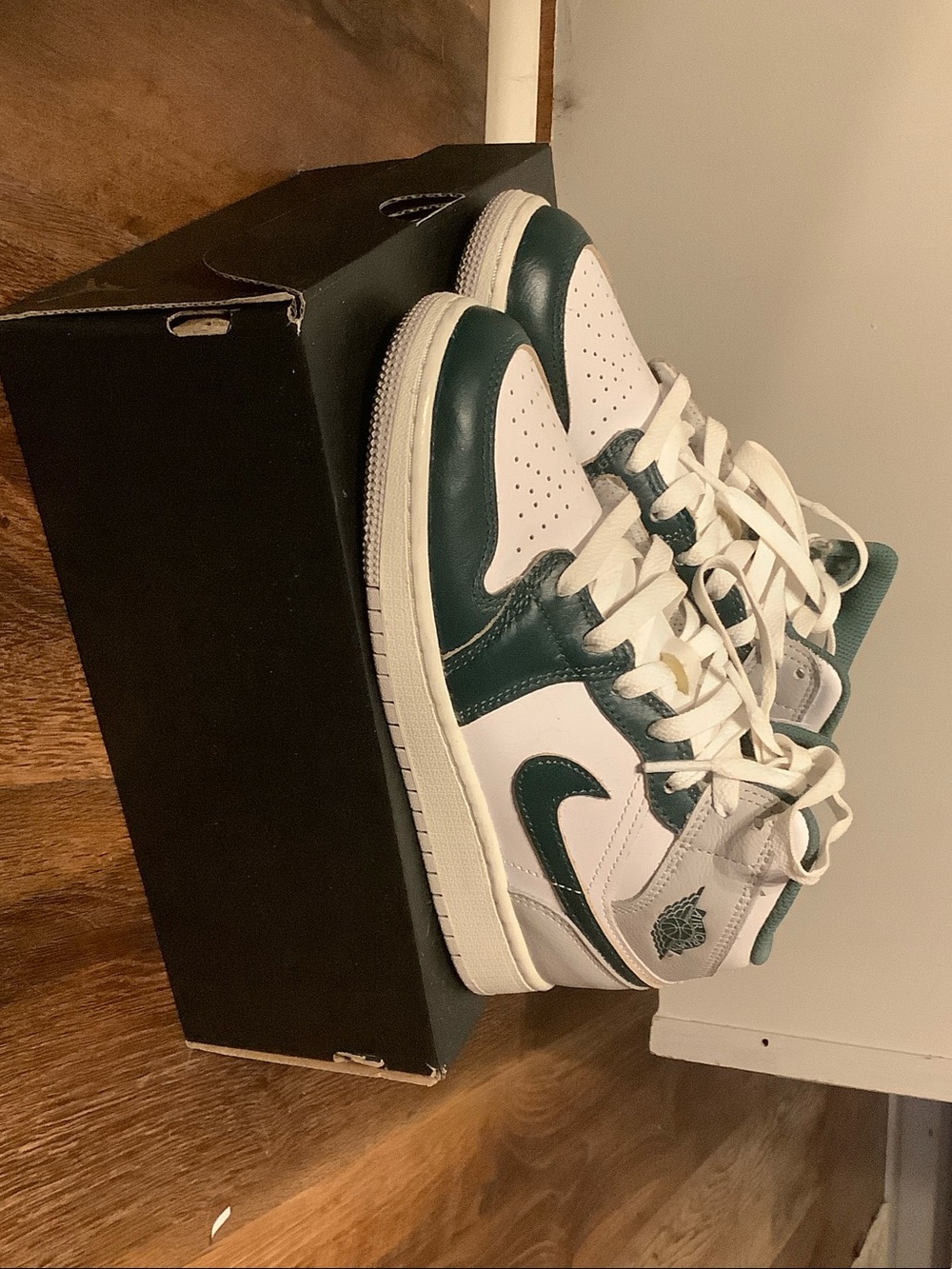 Nike Youth Air Jordan 1 Mid SE (GS) - Picture 1 of 3